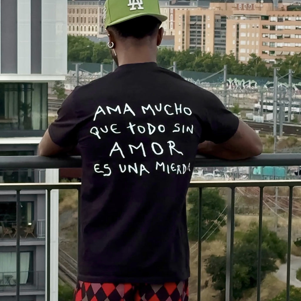 CAMISETA AMA MUCHO